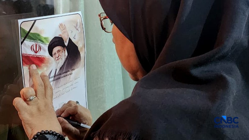Acara doa bersama dan penandatanganan petisi solidaritas menanggapi serangan Amerika Serikat dan Israel ke Iran di kediaman Duta Besar Republik Islam Iran di Jakarta, Kamis (5/3/2026). (CNBC indonesia/Tommy Patrio Sorongan)