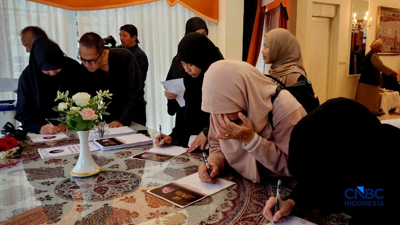 Acara doa bersama dan penandatanganan petisi solidaritas menanggapi serangan Amerika Serikat dan Israel ke Iran di kediaman Duta Besar Republik Islam Iran di Jakarta, Kamis (5/3/2026). (CNBC indonesia/Tommy Patrio Sorongan)