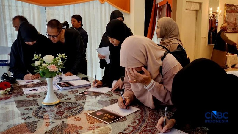 Acara doa bersama dan penandatanganan petisi solidaritas menanggapi serangan Amerika Serikat dan Israel ke Iran di kediaman Duta Besar Republik Islam Iran di Jakarta, Kamis (5/3/2026). (CNBC indonesia/Tommy Patrio Sorongan)