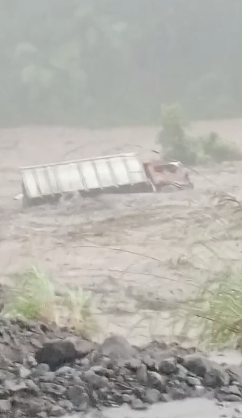 Tim SAR gabungan menemukan korban hilang yang terseret arus saat banjir lahar di Kabupaten Magelang, Jawa Tengah, Rabu (4/3). Korban ditemukan dalam kondisi meninggal dunia. Hingga hari ini Kamis (5/3) operasi pencarian masih terus dilakukan oleh tim SAR gabungan. (BPBD Kabupaten Magelang)