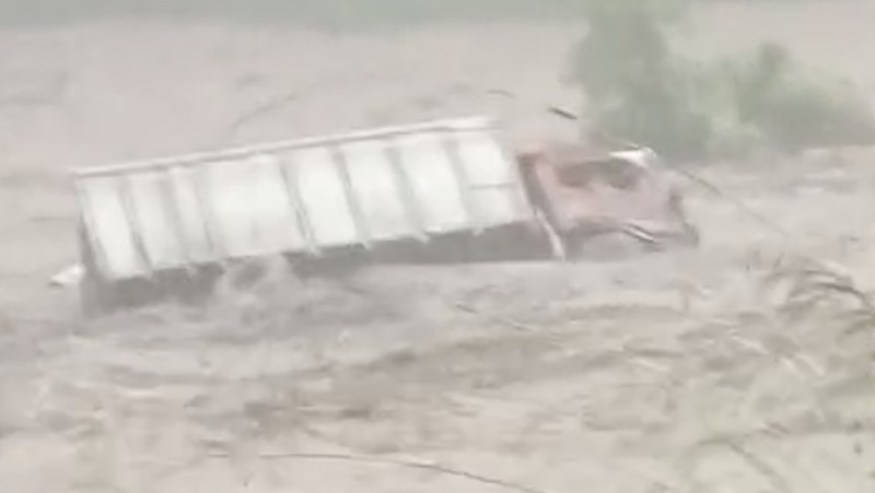 Tim SAR gabungan menemukan korban hilang yang terseret arus saat banjir lahar di Kabupaten Magelang, Jawa Tengah, Rabu (4/3). Korban ditemukan dalam kondisi meninggal dunia. Hingga hari ini Kamis (5/3) operasi pencarian masih terus dilakukan oleh tim SAR gabungan. (BPBD Kabupaten Magelang)