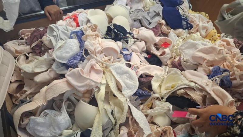 Pantauan kondisi sentra pakaian bekas di Pasar Senen, Jakarta Pusat, Kamis (5/3/2026). (CNBC Indonesia/Chandra Dwi Pranata)