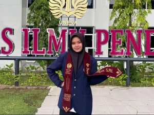 Ikuti Jejak Ortu, Desi Siap Jadi Guru SD dan Sukses Lulus Unesa dengan IPK 4.00