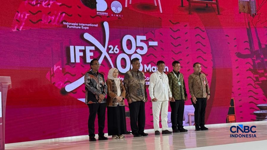 Direktur Jenderal Industri Agro Kementerian Perindustrian, Putu Juli Ardika (tiga dari kiri) dalam pembukaan Indonesia International Furniture Expo (IFEX) 2026 di ICE BSD, Kamis (5/3/2026). (CNBC Indonesia/Ferry Sandi)