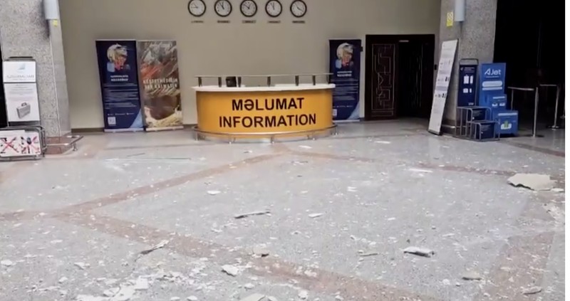 Asap mengepul setelah ledakan drone di bandara Nakhchivan, Azerbaijan, dalam tangkapan layar yang diperoleh dari video media sosial yang dirilis pada 5 Maret 2026. Media Sosial/via REUTERS