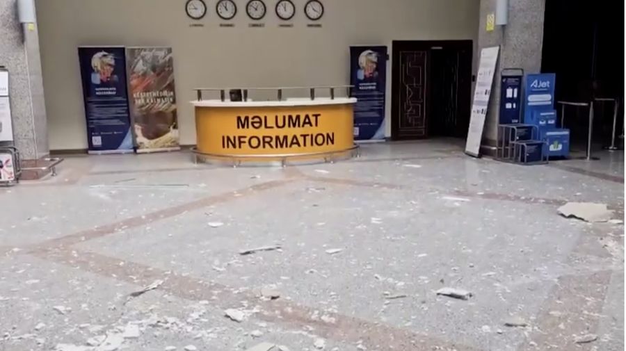 Asap mengepul setelah ledakan drone di bandara Nakhchivan, Azerbaijan, dalam tangkapan layar yang diperoleh dari video media sosial yang dirilis pada 5 Maret 2026. Media Sosial/via REUTERS