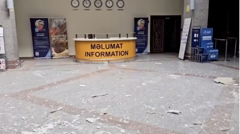 Asap mengepul setelah ledakan drone di bandara Nakhchivan, Azerbaijan, dalam tangkapan layar yang diperoleh dari video media sosial yang dirilis pada 5 Maret 2026. Media Sosial/via REUTERS