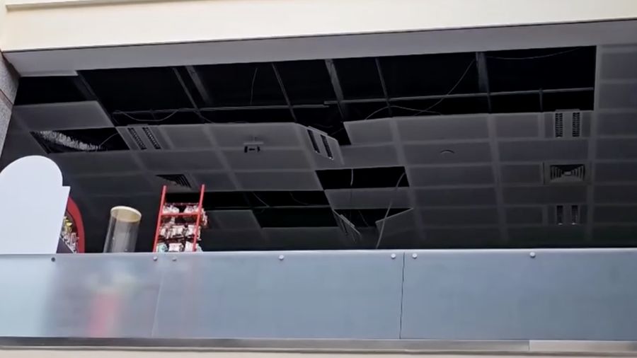 Asap mengepul setelah ledakan drone di bandara Nakhchivan, Azerbaijan, dalam tangkapan layar yang diperoleh dari video media sosial yang dirilis pada 5 Maret 2026. Media Sosial/via REUTERS