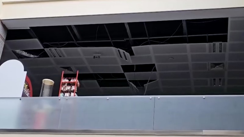 Asap mengepul setelah ledakan drone di bandara Nakhchivan, Azerbaijan, dalam tangkapan layar yang diperoleh dari video media sosial yang dirilis pada 5 Maret 2026. Media Sosial/via REUTERS