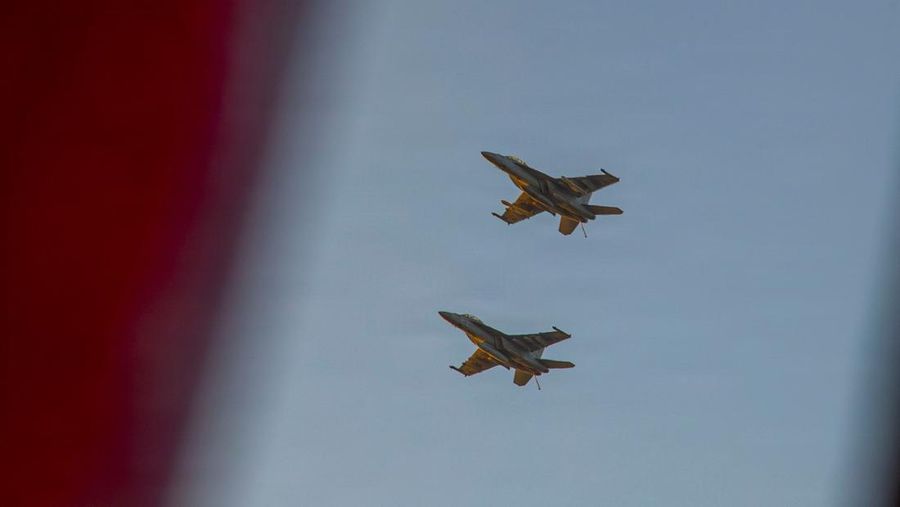 Dua pesawat Angkatan Laut AS terbang di atas dek penerbangan kapal induk kelas Nimitz Angkatan Laut AS USS Abraham Lincoln untuk mendukung serangan Operasi Epic Fury terhadap Iran dari lokasi yang dirahasiakan pada 3 Maret 2026. (U.S. Navy/Handout via REUTERS)
