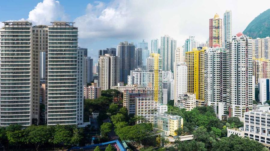 Foto Kolase apartemen di kota Singapura (Kiri) dan Apartemen kota Hong Kong (kanan). (Dok. Freepik)