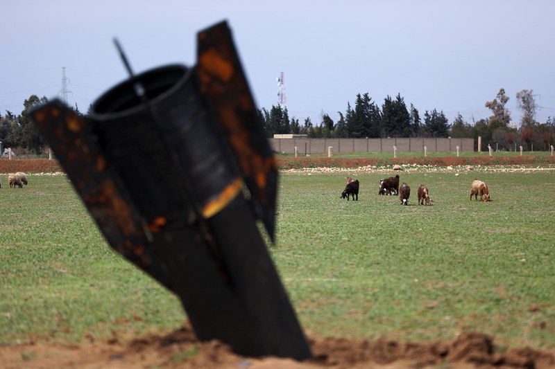 Seorang anak berdiri di samping sebuah rudal setelah jatuh di dekat Bandara Internasional Qamishli, di tengah konflik AS-Israel dengan Iran, di Qamishli, Suriah, 4 Maret 2026. (REUTERS/Orhan Qereman)