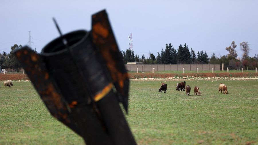 Seorang anak berdiri di samping sebuah rudal setelah jatuh di dekat Bandara Internasional Qamishli, di tengah konflik AS-Israel dengan Iran, di Qamishli, Suriah, 4 Maret 2026. (REUTERS/Orhan Qereman)