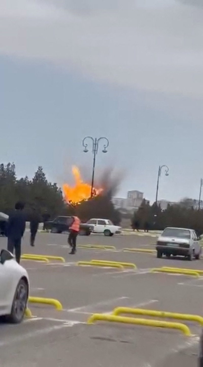 Asap mengepul setelah ledakan drone di bandara Nakhchivan, Azerbaijan, dalam tangkapan layar yang diperoleh dari video media sosial yang dirilis pada 5 Maret 2026. Media Sosial/via REUTERS