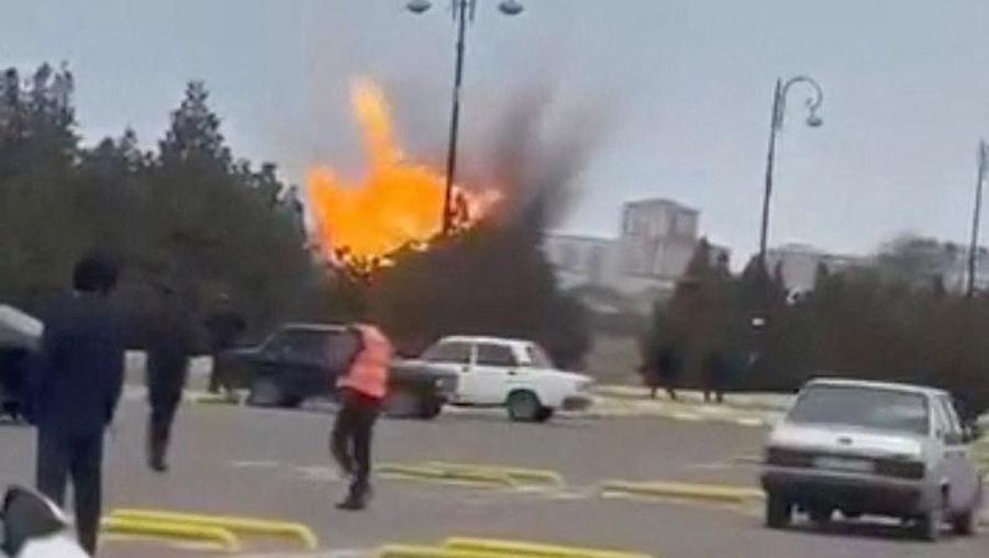 Asap mengepul setelah ledakan drone di bandara Nakhchivan, Azerbaijan, dalam tangkapan layar yang diperoleh dari video media sosial yang dirilis pada 5 Maret 2026. Media Sosial/via REUTERS