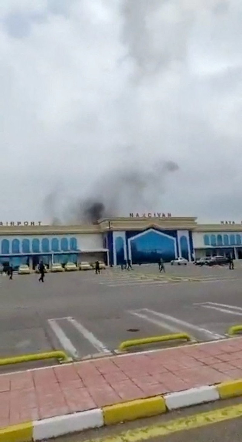 Asap mengepul setelah ledakan drone di bandara Nakhchivan, Azerbaijan, dalam tangkapan layar yang diperoleh dari video media sosial yang dirilis pada 5 Maret 2026. Media Sosial/via REUTERS