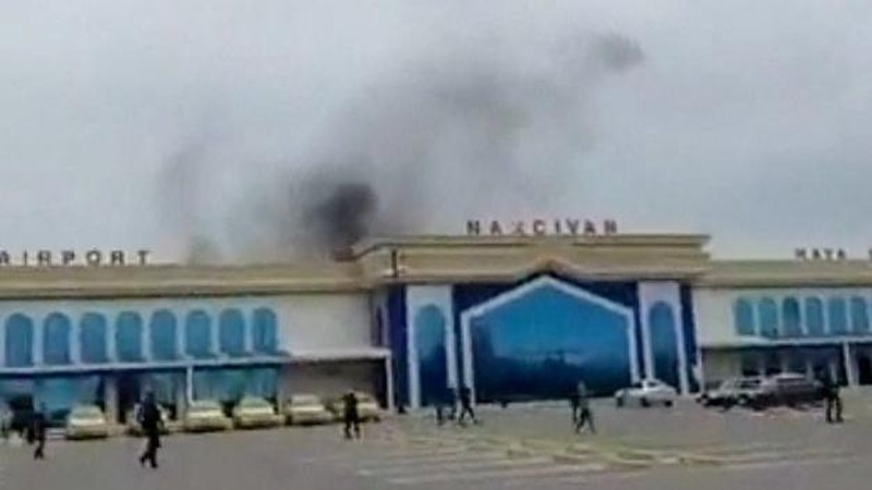 Asap mengepul setelah ledakan drone di bandara Nakhchivan, Azerbaijan, dalam tangkapan layar yang diperoleh dari video media sosial yang dirilis pada 5 Maret 2026. Media Sosial/via REUTERS