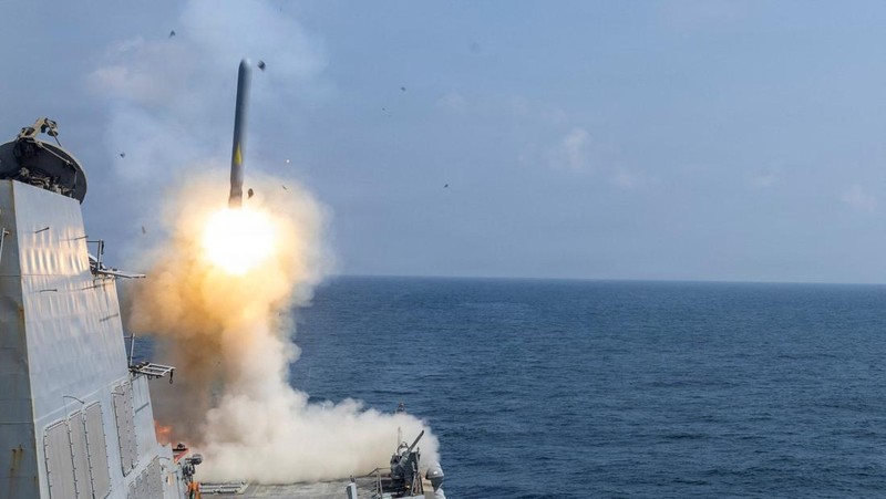 Kapal perusak berpeluru kendali kelas Arleigh Burke Angkatan Laut AS, USS Delbert D. Black, menembakkan Rudal Serangan Darat Tomahawk (TLAM) untuk mendukung serangan Operasi Epic Fury terhadap Iran dari lokasi yang dirahasiakan pada 28 Februari 2026. (U.S. Navy/Handout via REUTERS)
