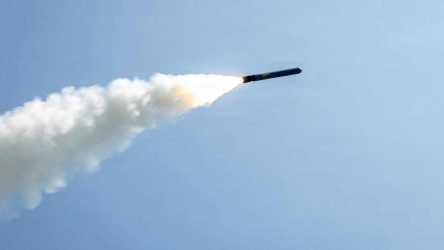 Kapal perusak berpeluru kendali kelas Arleigh Burke Angkatan Laut AS, USS Delbert D. Black, menembakkan Rudal Serangan Darat Tomahawk (TLAM) untuk mendukung serangan Operasi Epic Fury terhadap Iran dari lokasi yang dirahasiakan pada 28 Februari 2026. (U.S. Navy/Handout via REUTERS)