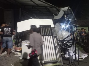 Diduga Sopir Mabuk, Pikap Seruduk Rumah Warga di Nganjuk