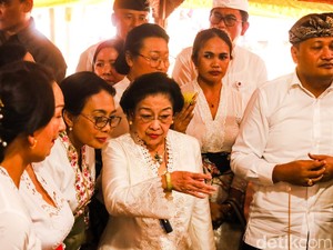 Megawati Kenang Prestasi Agung Bharata di PDIP