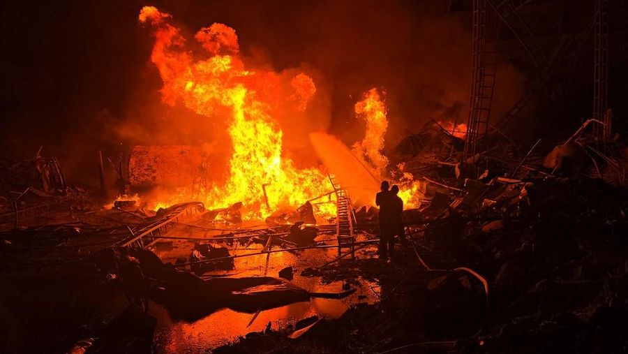 Kobaran api melanda setelah pemboman Israel terhadap ladang tenaga surya dan fasilitas pembangkit listrik di kota pesisir selatan Lebanon, Tyre, pada 4 Maret 2026. Pasukan Israel pada 4 Maret maju ke sejumlah kota dan desa di Lebanon selatan, kata sebuah sumber dari pasukan penjaga perdamaian PBB di negara itu, UNIFIL, kepada AFP. (Foto oleh Kawnat HAJU / AFP)