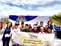 Madu Uray Salurkan 30.000 Honey Stick Selama Ramadan