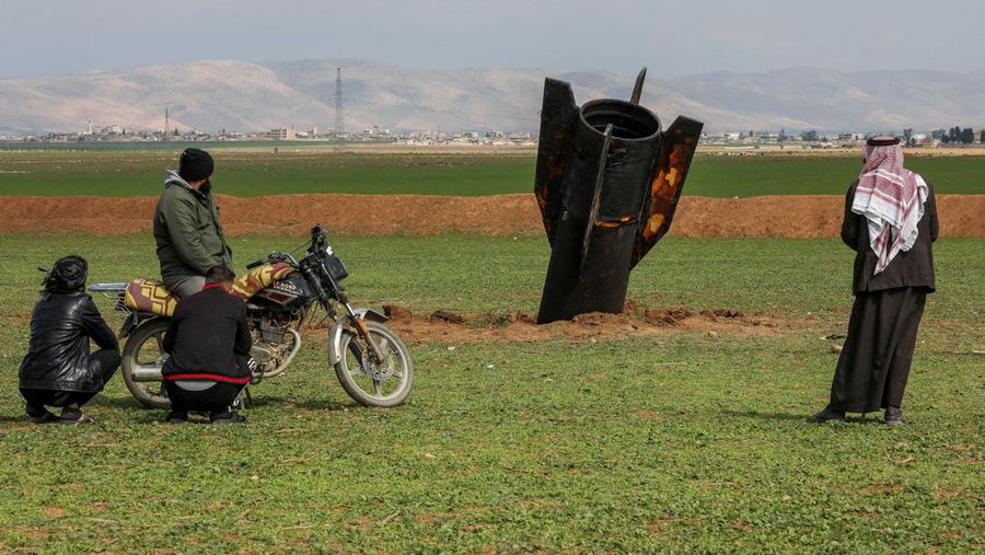 Seorang anak berdiri di samping sebuah rudal setelah jatuh di dekat Bandara Internasional Qamishli, di tengah konflik AS-Israel dengan Iran, di Qamishli, Suriah, 4 Maret 2026. (REUTERS/Orhan Qereman)