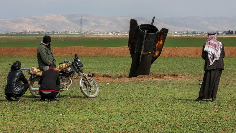 Seorang anak berdiri di samping sebuah rudal setelah jatuh di dekat Bandara Internasional Qamishli, di tengah konflik AS-Israel dengan Iran, di Qamishli, Suriah, 4 Maret 2026. (REUTERS/Orhan Qereman)