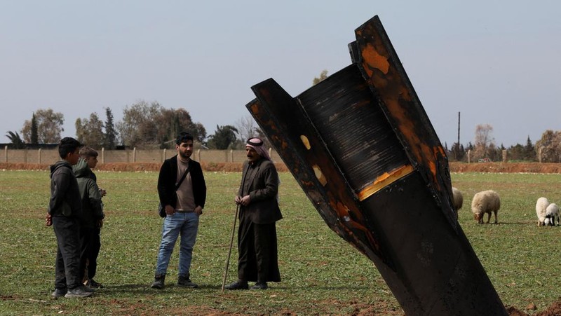 Seorang anak berdiri di samping sebuah rudal setelah jatuh di dekat Bandara Internasional Qamishli, di tengah konflik AS-Israel dengan Iran, di Qamishli, Suriah, 4 Maret 2026. (REUTERS/Orhan Qereman)