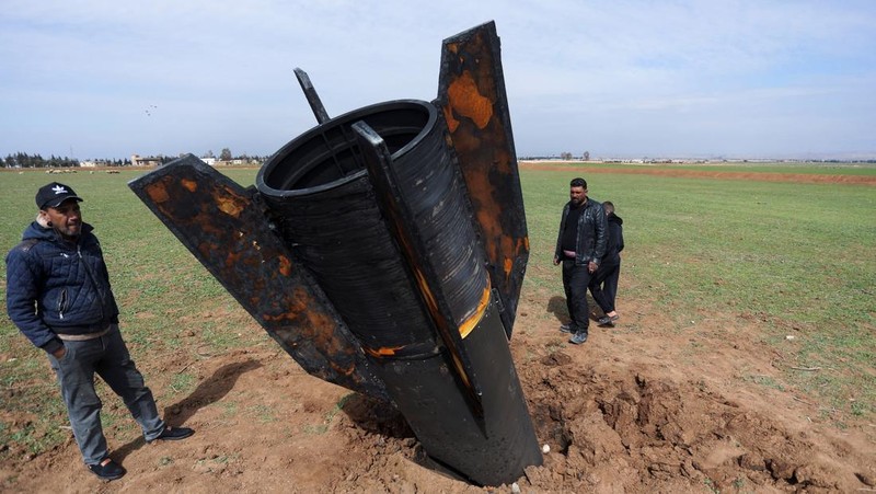 Seorang anak berdiri di samping sebuah rudal setelah jatuh di dekat Bandara Internasional Qamishli, di tengah konflik AS-Israel dengan Iran, di Qamishli, Suriah, 4 Maret 2026. (REUTERS/Orhan Qereman)