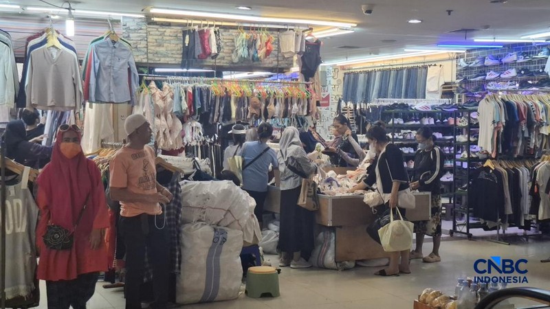 Pantauan kondisi sentra pakaian bekas di Pasar Senen, Jakarta Pusat, Kamis (5/3/2026). (CNBC Indonesia/Chandra Dwi Pranata)