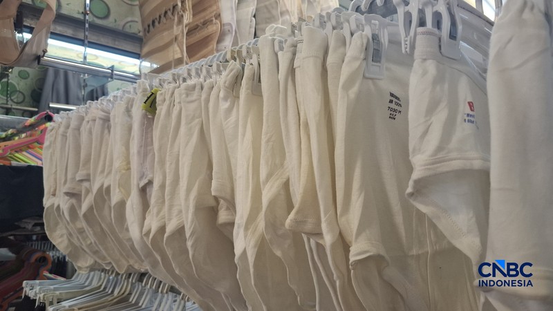 Pantauan kondisi sentra pakaian bekas di Pasar Senen, Jakarta Pusat, Kamis (5/3/2026). (CNBC Indonesia/Chandra Dwi Pranata)