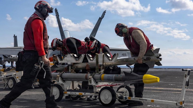 Kapal perusak berpeluru kendali kelas Arleigh Burke Angkatan Laut AS, USS Delbert D. Black, menembakkan Rudal Serangan Darat Tomahawk (TLAM) untuk mendukung serangan Operasi Epic Fury terhadap Iran dari lokasi yang dirahasiakan pada 28 Februari 2026. (U.S. Navy/Handout via REUTERS)