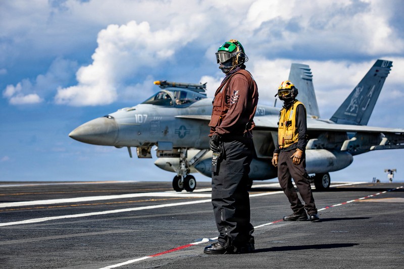 Kapal perusak berpeluru kendali kelas Arleigh Burke Angkatan Laut AS, USS Delbert D. Black, menembakkan Rudal Serangan Darat Tomahawk (TLAM) untuk mendukung serangan Operasi Epic Fury terhadap Iran dari lokasi yang dirahasiakan pada 28 Februari 2026. (U.S. Navy/Handout via REUTERS)