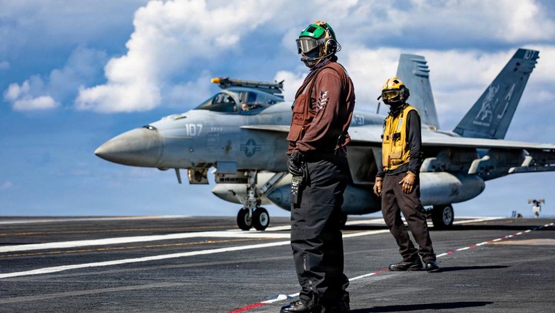 Kapal perusak berpeluru kendali kelas Arleigh Burke Angkatan Laut AS, USS Delbert D. Black, menembakkan Rudal Serangan Darat Tomahawk (TLAM) untuk mendukung serangan Operasi Epic Fury terhadap Iran dari lokasi yang dirahasiakan pada 28 Februari 2026. (U.S. Navy/Handout via REUTERS)