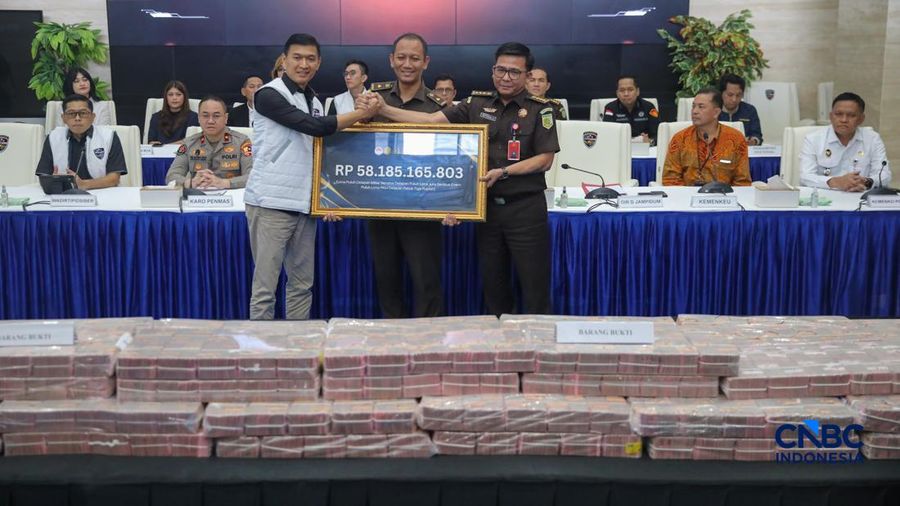 Petugas mentar umpukan uang saat Penyerahan Tanggung Jawab Dan Eksekusi Atas Harta Kekayaan Hasil Tindak Pidana Pencucian Uang Yang Berasal Dari Judi Online di Gedung Awaloedin Djamin Bareskrim Polri, Jakarta, Kamis (5/3/2026). (CNBC Indonesia/Faisal Rahman)