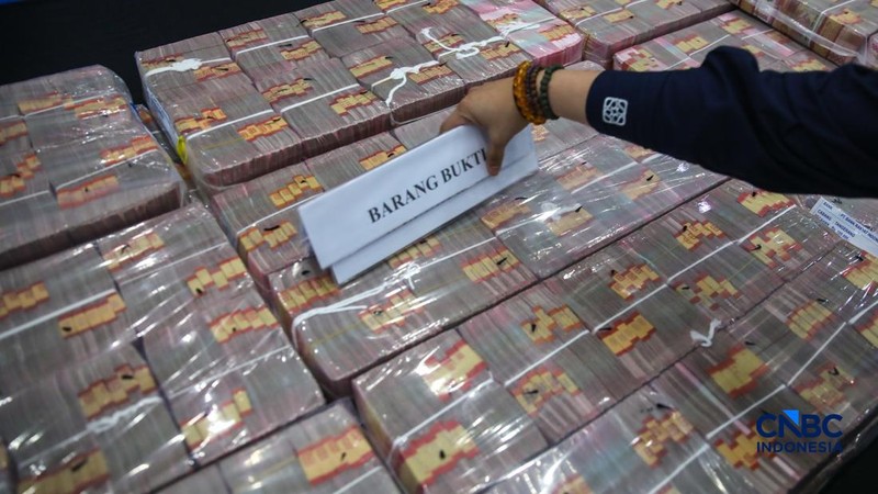 Petugas mentar umpukan uang saat Penyerahan Tanggung Jawab Dan Eksekusi Atas Harta Kekayaan Hasil Tindak Pidana Pencucian Uang Yang Berasal Dari Judi Online di Gedung Awaloedin Djamin Bareskrim Polri, Jakarta, Kamis (5/3/2026). (CNBC Indonesia/Faisal Rahman)