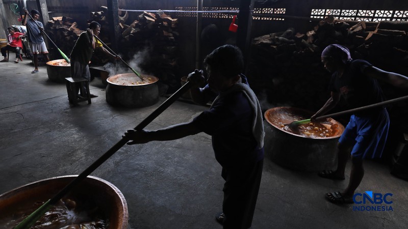 Produksi Pondok Dodol Sari Rasa Ibu Yuyun di Jalan Damai Baru, Pejaten Timur, Pasar Minggu, Jakarta, Rabu (4/3/2026). (CNBC Indonesia/Tri Susilo)