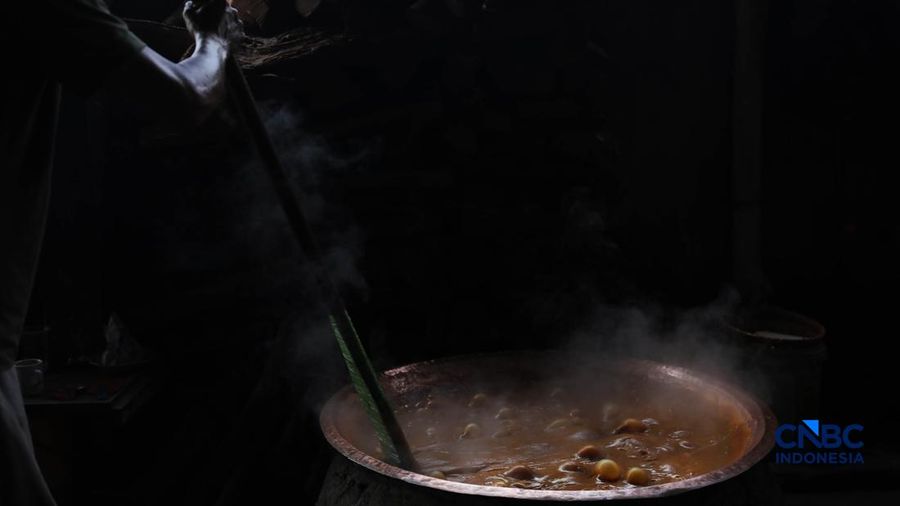 Produksi Pondok Dodol Sari Rasa Ibu Yuyun di Jalan Damai Baru, Pejaten Timur, Pasar Minggu, Jakarta, Rabu (4/3/2026). (CNBC Indonesia/Tri Susilo)
