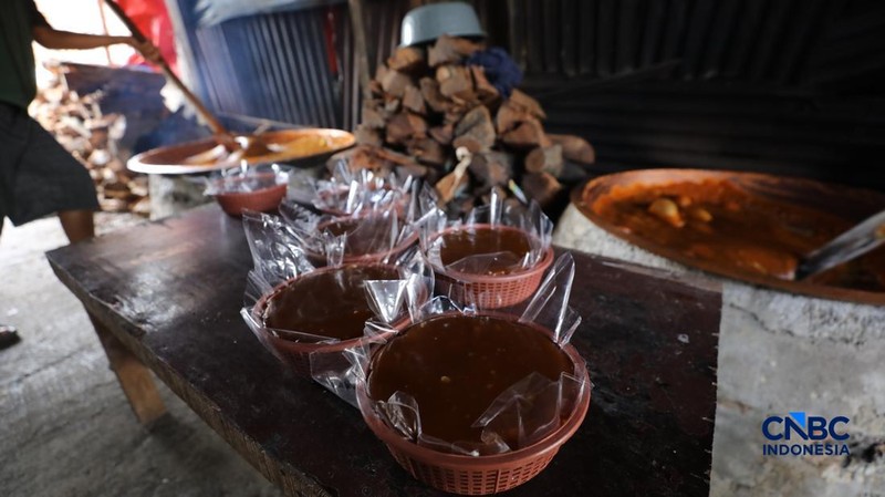 Produksi Pondok Dodol Sari Rasa Ibu Yuyun di Jalan Damai Baru, Pejaten Timur, Pasar Minggu, Jakarta, Rabu (4/3/2026). (CNBC Indonesia/Tri Susilo)