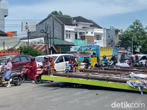 Reklame hingga Pohon Tumbang Diterjang Angin Kencang di Gowa