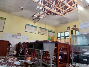 Pohon Tumbang Timpa SDN Margamulya Tasikmalaya, 4 Guru Terluka