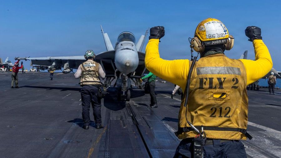 Kapal perusak berpeluru kendali kelas Arleigh Burke Angkatan Laut AS, USS Delbert D. Black, menembakkan Rudal Serangan Darat Tomahawk (TLAM) untuk mendukung serangan Operasi Epic Fury terhadap Iran dari lokasi yang dirahasiakan pada 28 Februari 2026. (U.S. Navy/Handout via REUTERS)