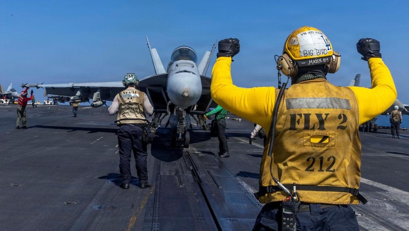 Kapal perusak berpeluru kendali kelas Arleigh Burke Angkatan Laut AS, USS Delbert D. Black, menembakkan Rudal Serangan Darat Tomahawk (TLAM) untuk mendukung serangan Operasi Epic Fury terhadap Iran dari lokasi yang dirahasiakan pada 28 Februari 2026. (U.S. Navy/Handout via REUTERS)