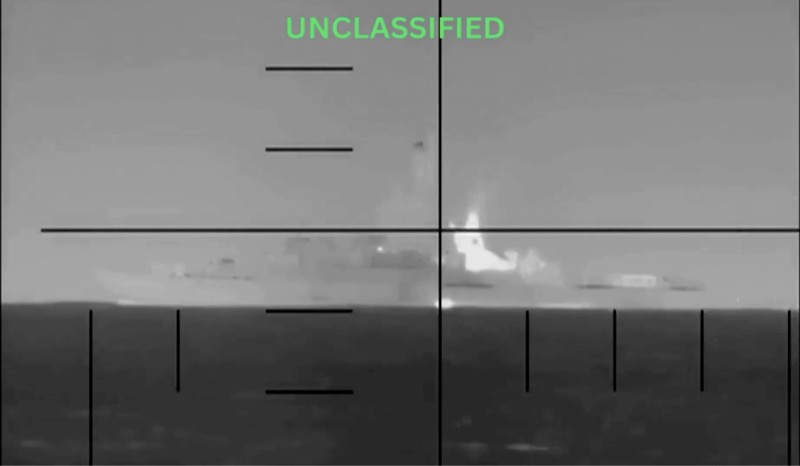 Sebuah video yang diduga memperlihatkan detik-detik tenggelamnya kapal perang Iran dirilis oleh Departemen Pertahanan Amerika Serikat pada Rabu. (Tangkapan Layar Video Reuters/DEPARTMENT OF DEFENSE)