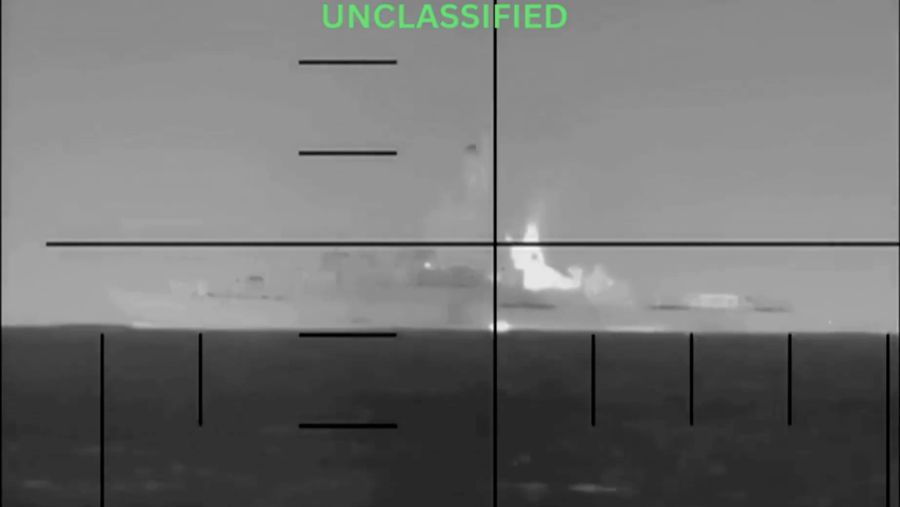 Sebuah video yang diduga memperlihatkan detik-detik tenggelamnya kapal perang Iran dirilis oleh Departemen Pertahanan Amerika Serikat pada Rabu. (Tangkapan Layar Video Reuters/DEPARTMENT OF DEFENSE)