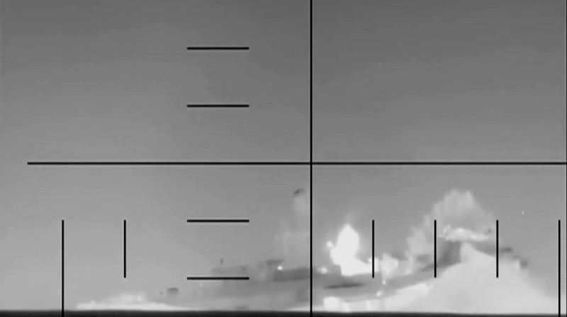 Sebuah video yang diduga memperlihatkan detik-detik tenggelamnya kapal perang Iran dirilis oleh Departemen Pertahanan Amerika Serikat pada Rabu. (Tangkapan Layar Video Reuters/DEPARTMENT OF DEFENSE)