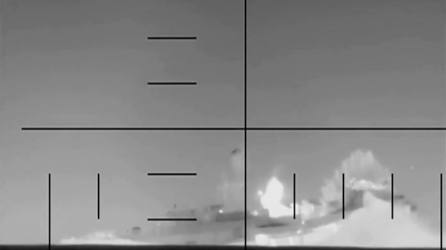 Sebuah video yang diduga memperlihatkan detik-detik tenggelamnya kapal perang Iran dirilis oleh Departemen Pertahanan Amerika Serikat pada Rabu. (Tangkapan Layar Video Reuters/DEPARTMENT OF DEFENSE)