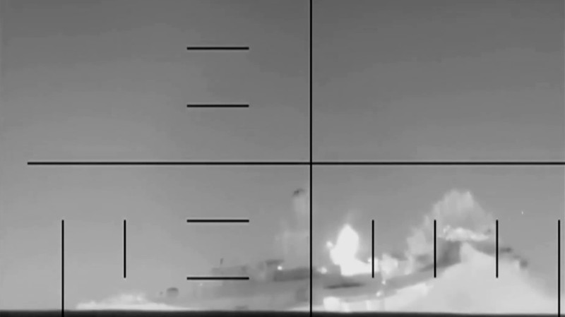 Sebuah video yang diduga memperlihatkan detik-detik tenggelamnya kapal perang Iran dirilis oleh Departemen Pertahanan Amerika Serikat pada Rabu. (Tangkapan Layar Video Reuters/DEPARTMENT OF DEFENSE)